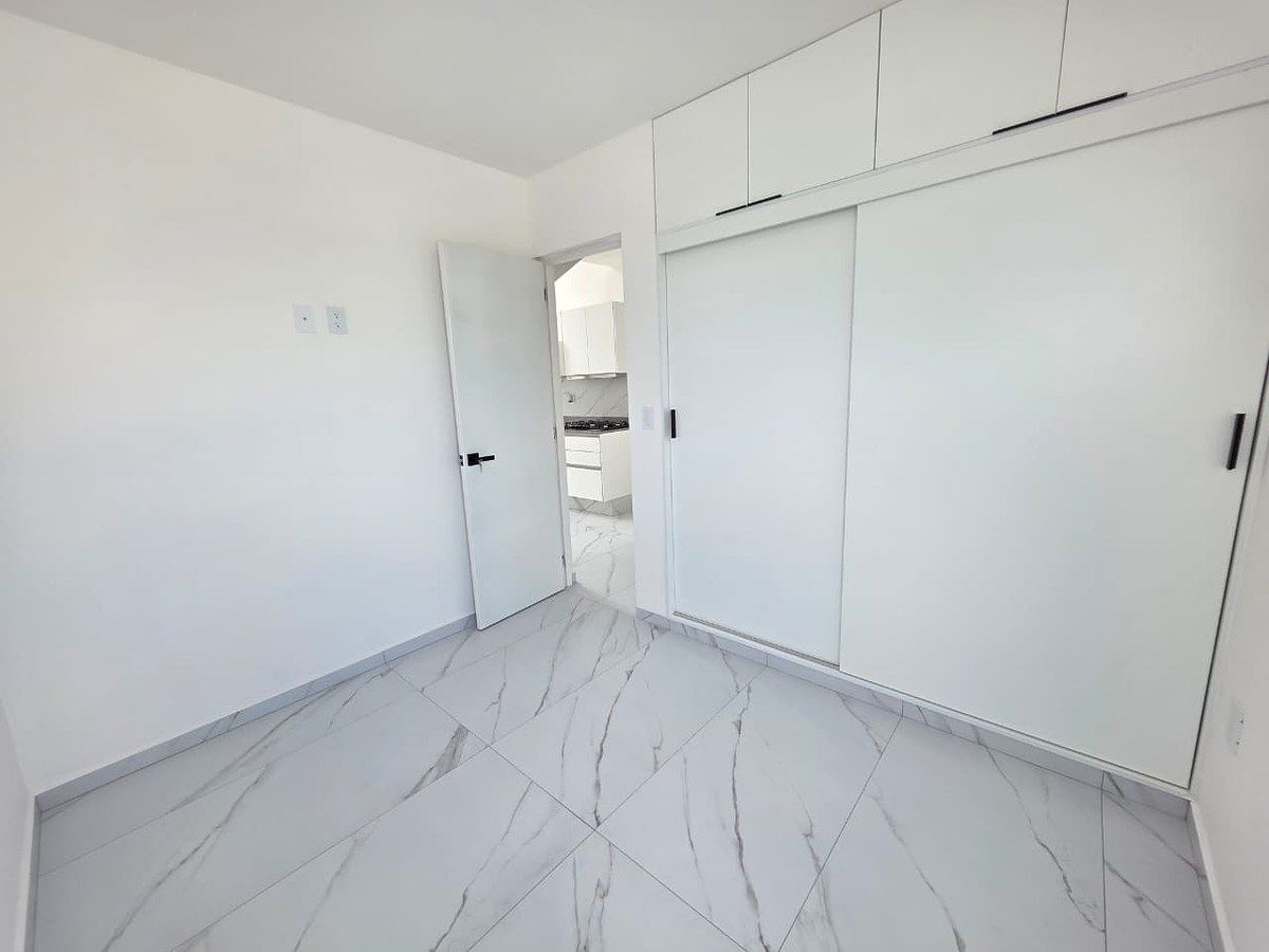 9 de 14: Habitacion matrimonial en planta baja con baño completo al e