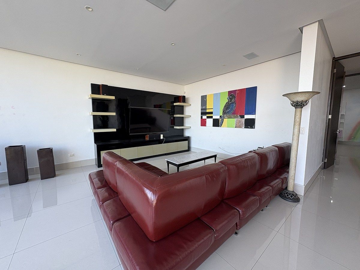 26 de 42: Estancia TV en área de terraza