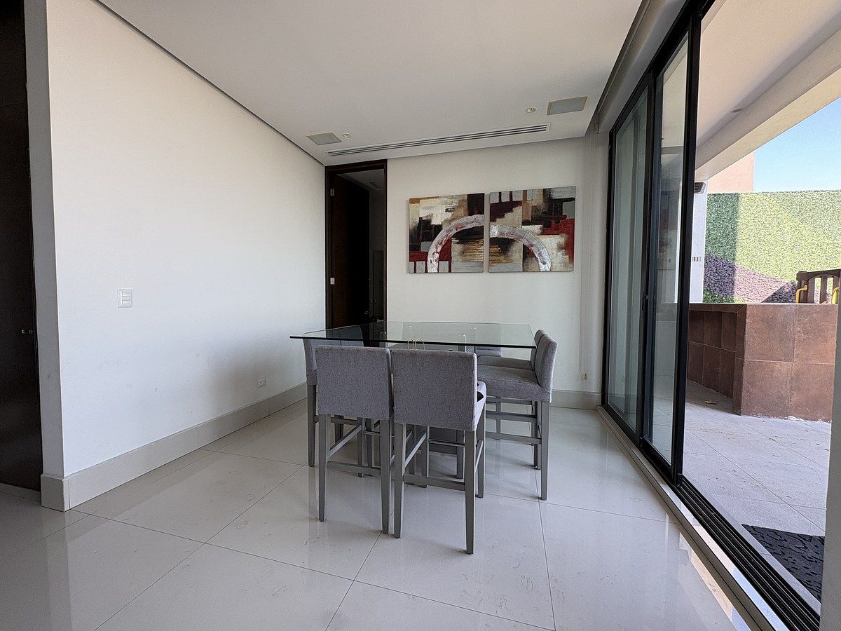 28 de 42: Ante comedor en área de terraza