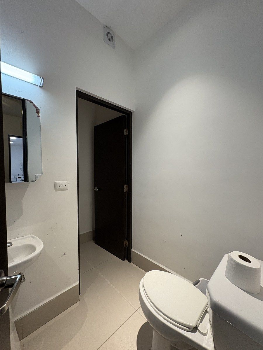 37 de 42: Baño de servicio