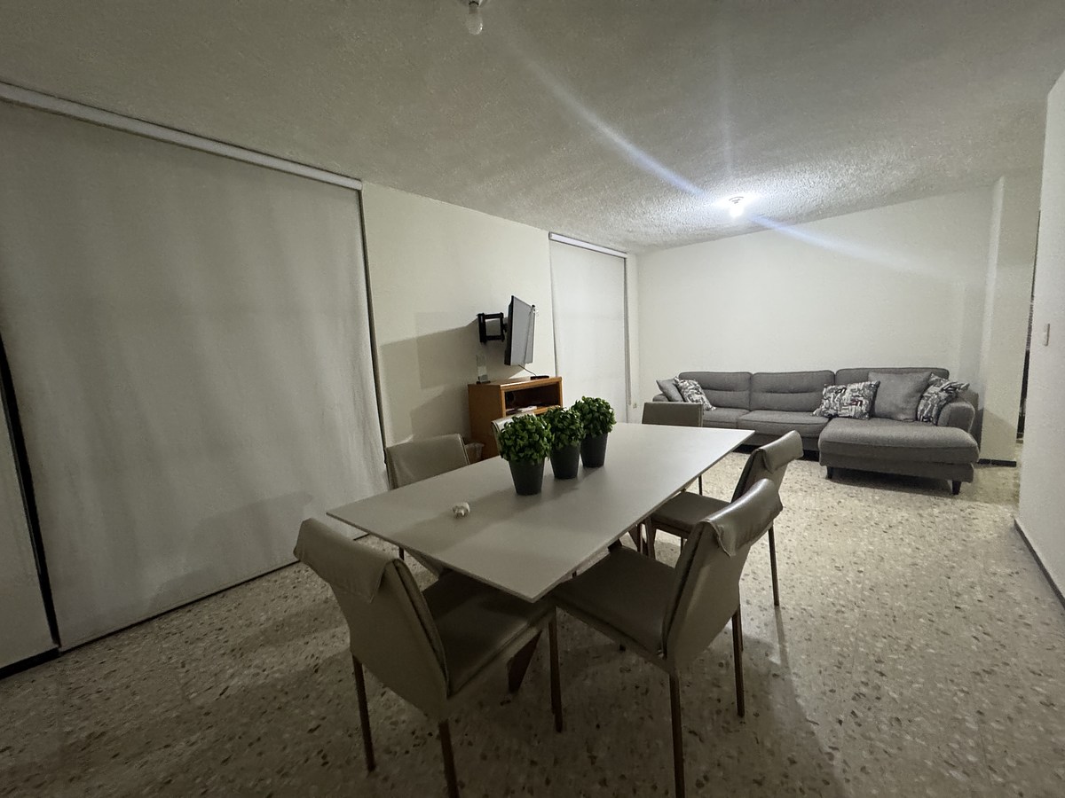 4 of 13: Sala Comedor