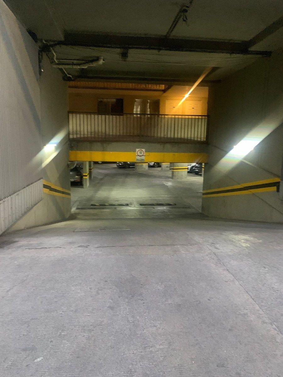 2 de 13: Estacionamiento