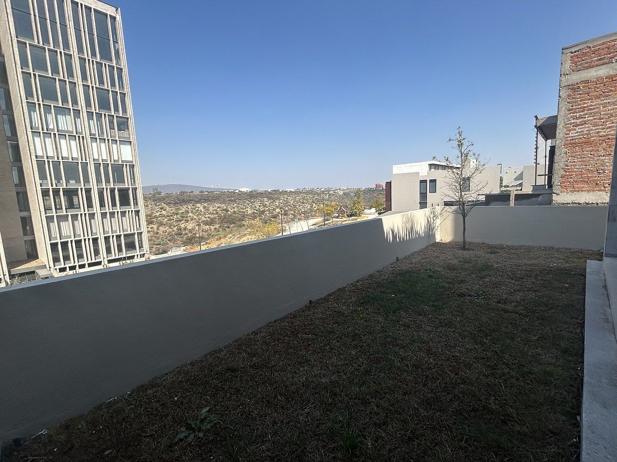 26 de 35: Jardín trasero vista a la cañada