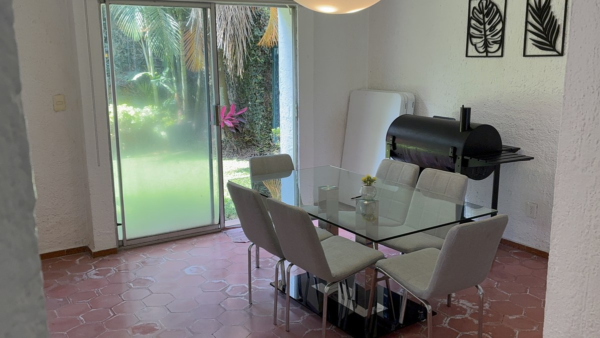 3 de 21: Comedor con salida al jardín privado