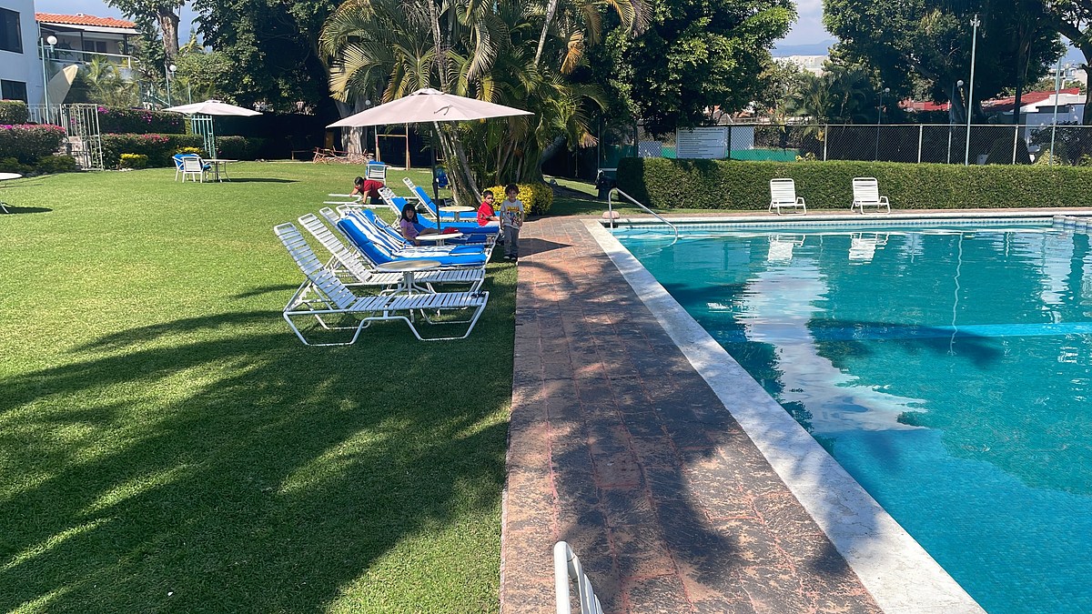 1 de 21: Alberca semiolimpica con calefacción y camastros