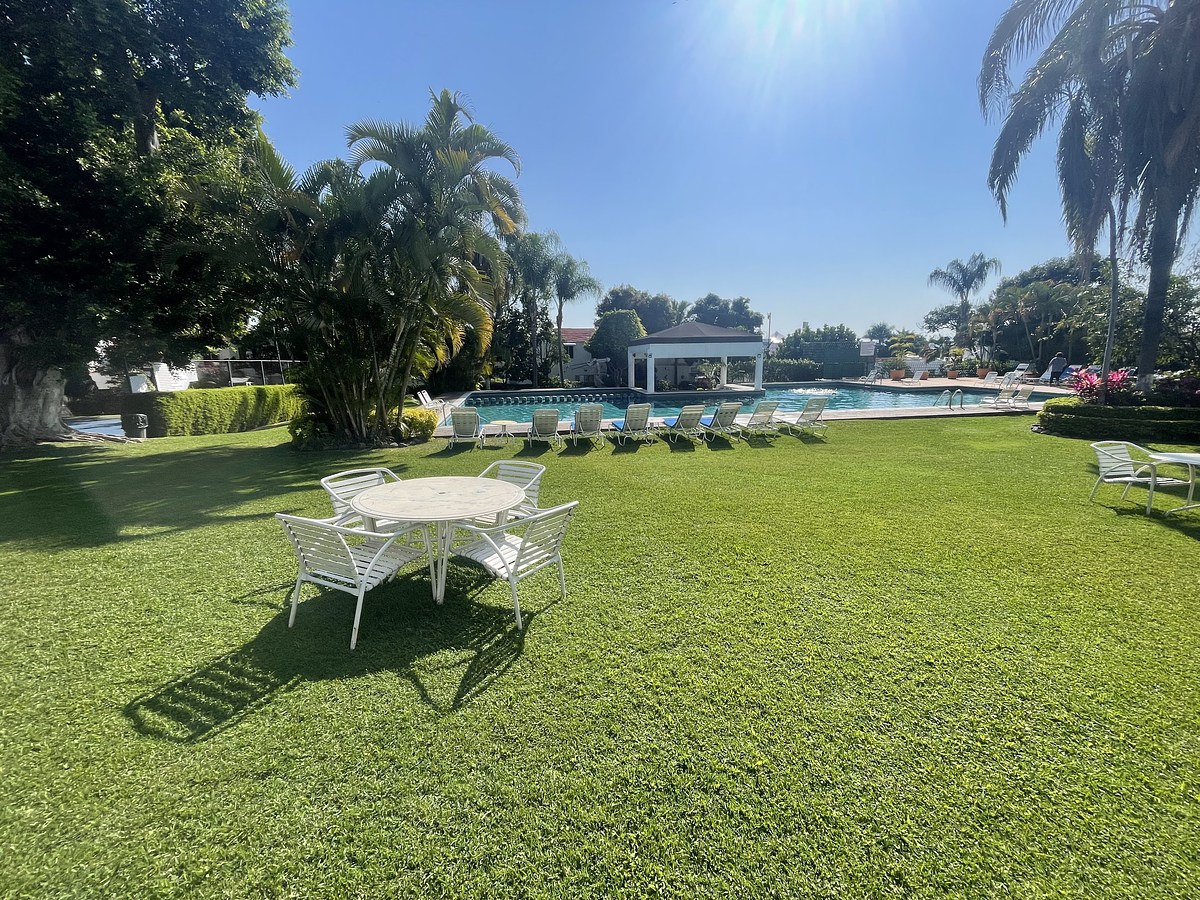 15 de 21: Jardines enormes y alberca