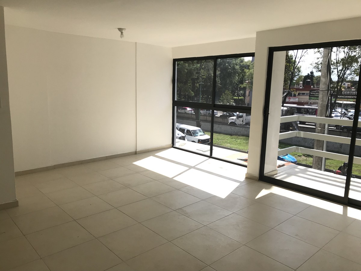 2 of 14: Amplia estancia para sala y comedor