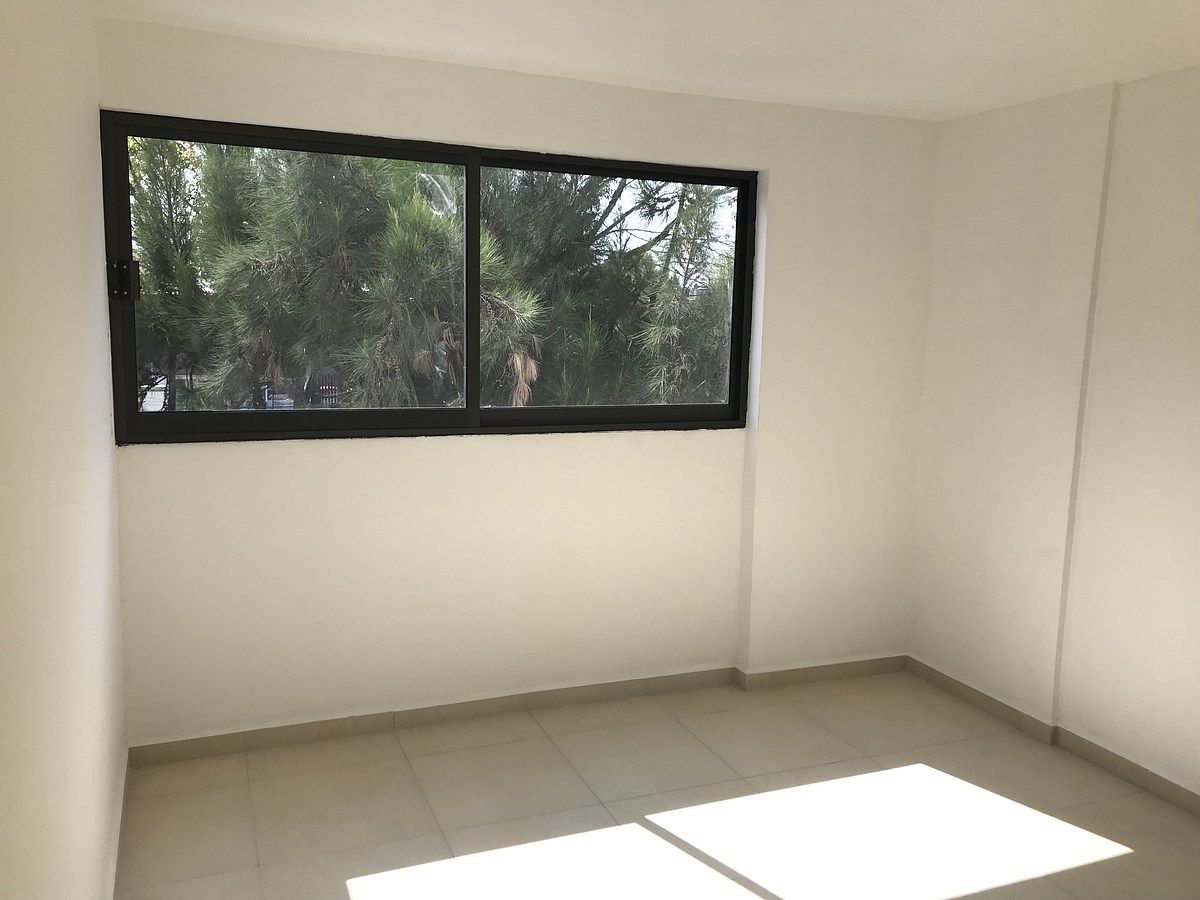 5 of 14: Recámara con vista exterior