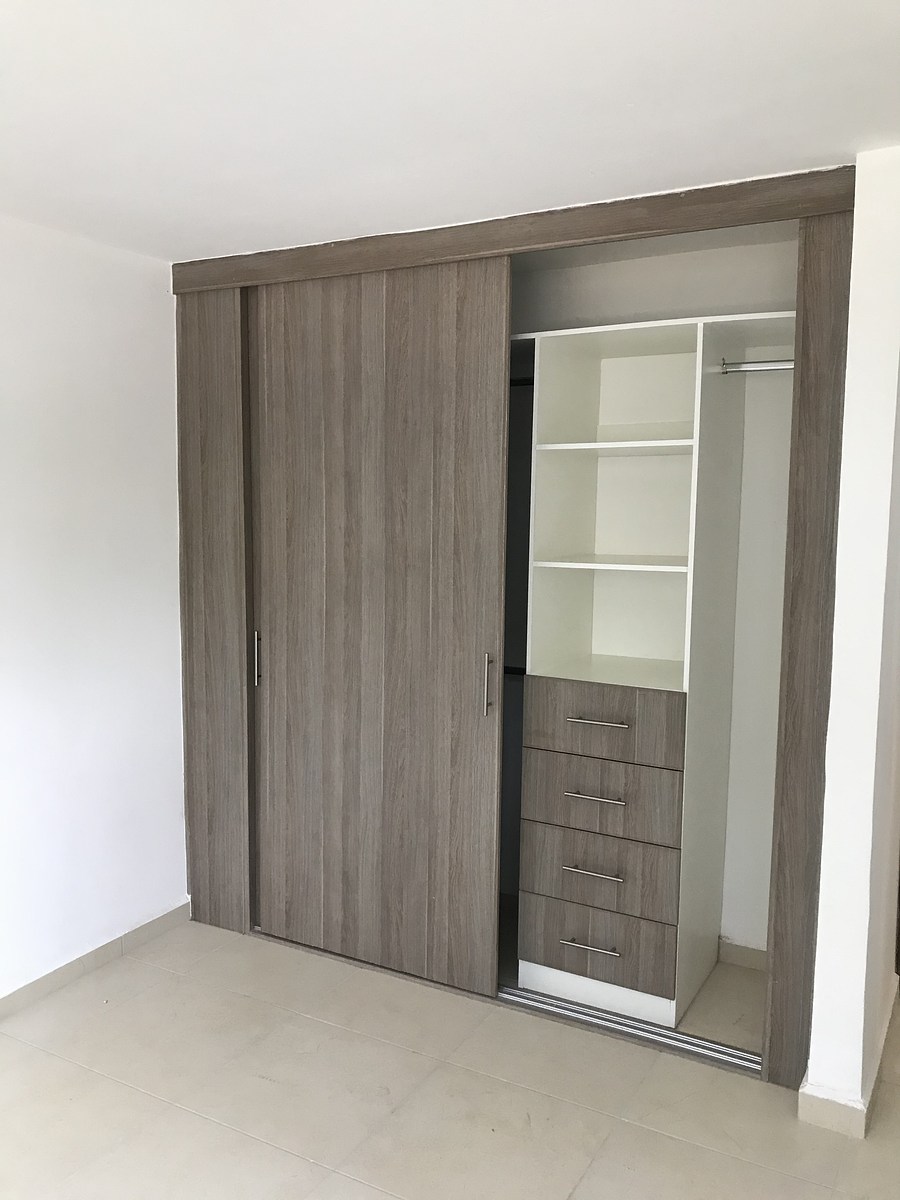 7 of 14: Clósets en recámaras