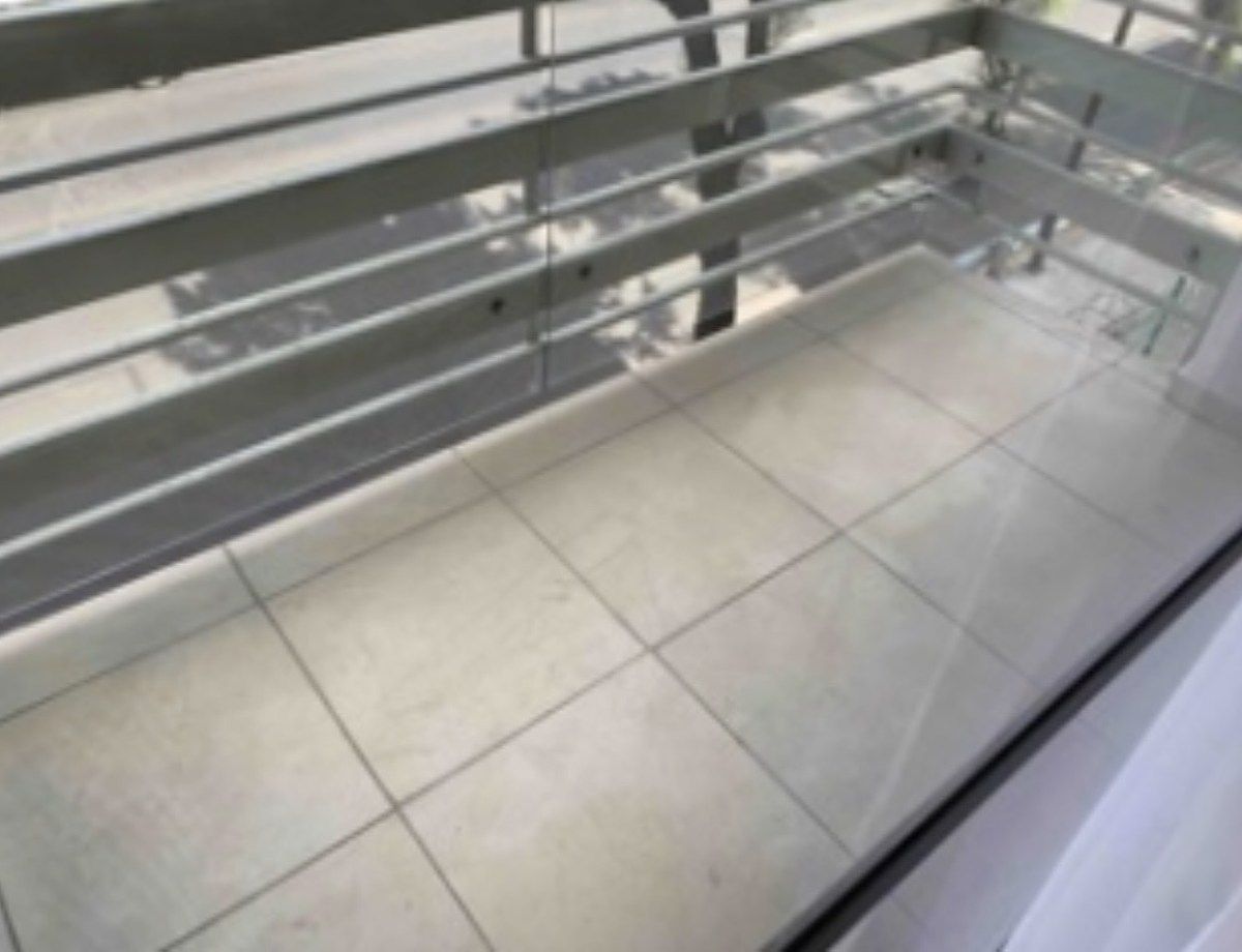 3 of 14: Balcón exterior en estancia