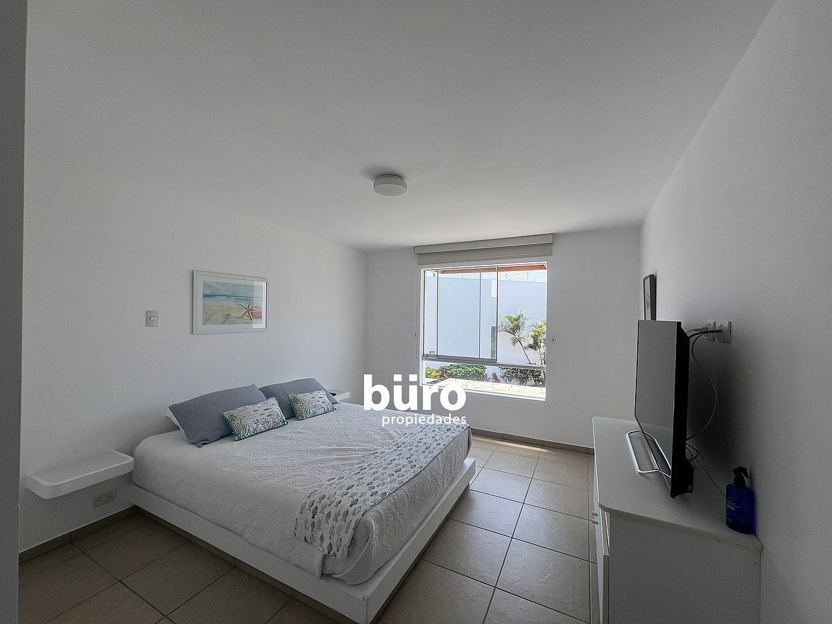 5 de 27: Dormitorio principal con baño y amplios closets