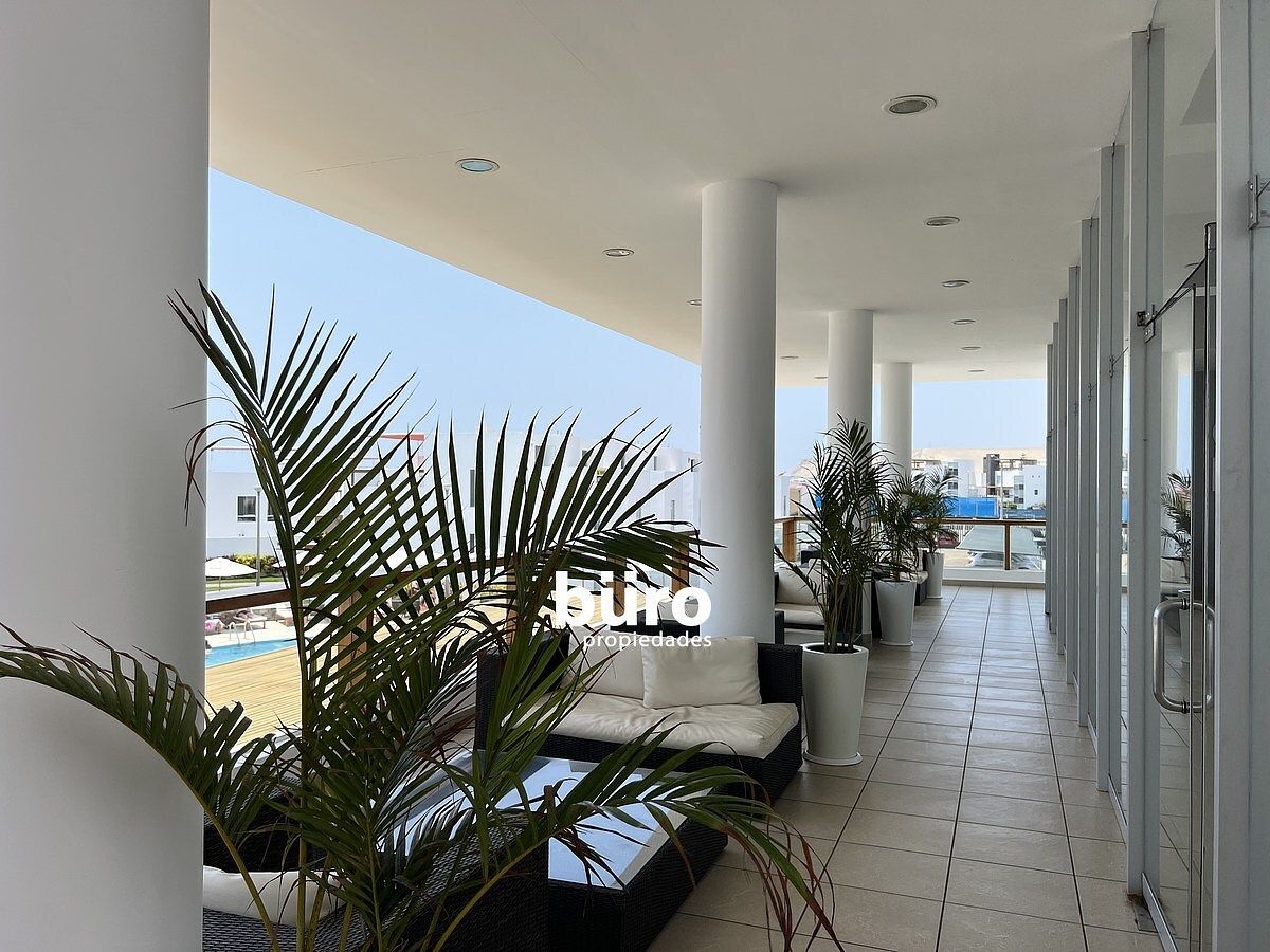 16 de 27: Terraza frente a la sal de juegos para jóvenes