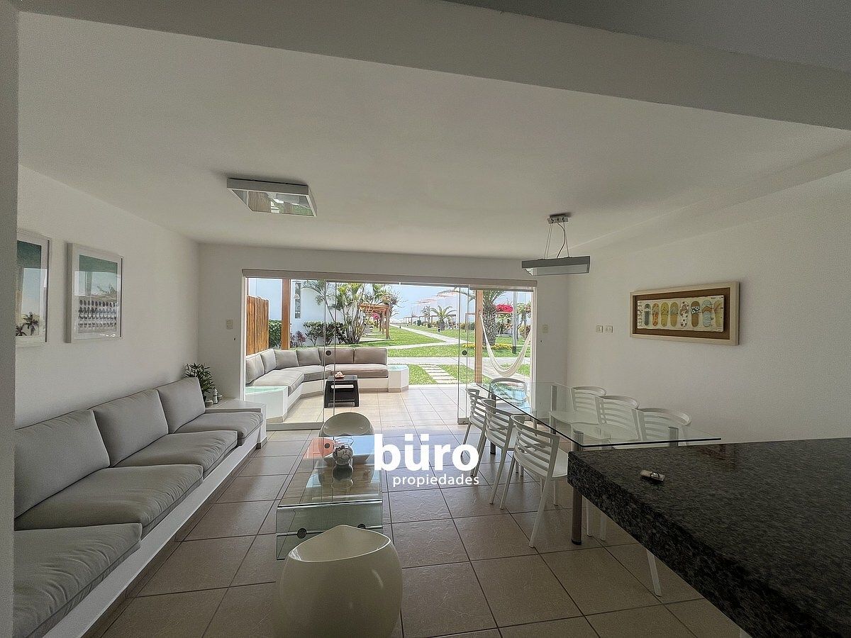 2 de 27: Sala comedor con terraza de frente