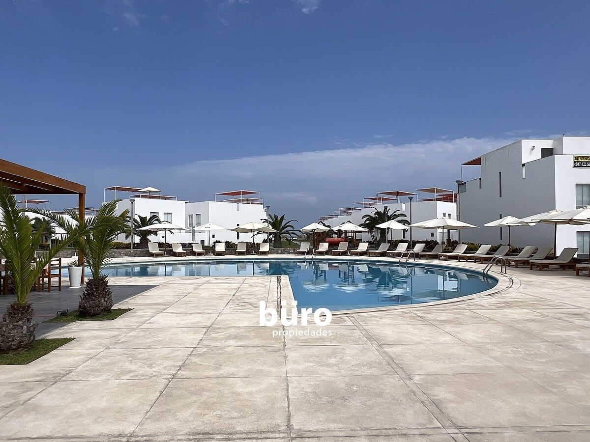 17 de 27: La picina y el Club House