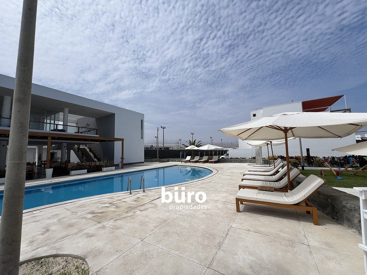 19 de 27: La picina grande y el Club House