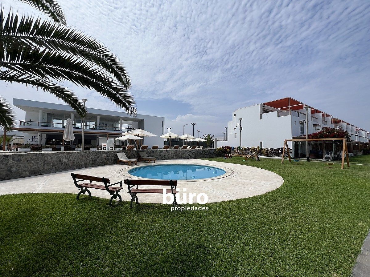 20 de 27: La picina para niños y el Club House