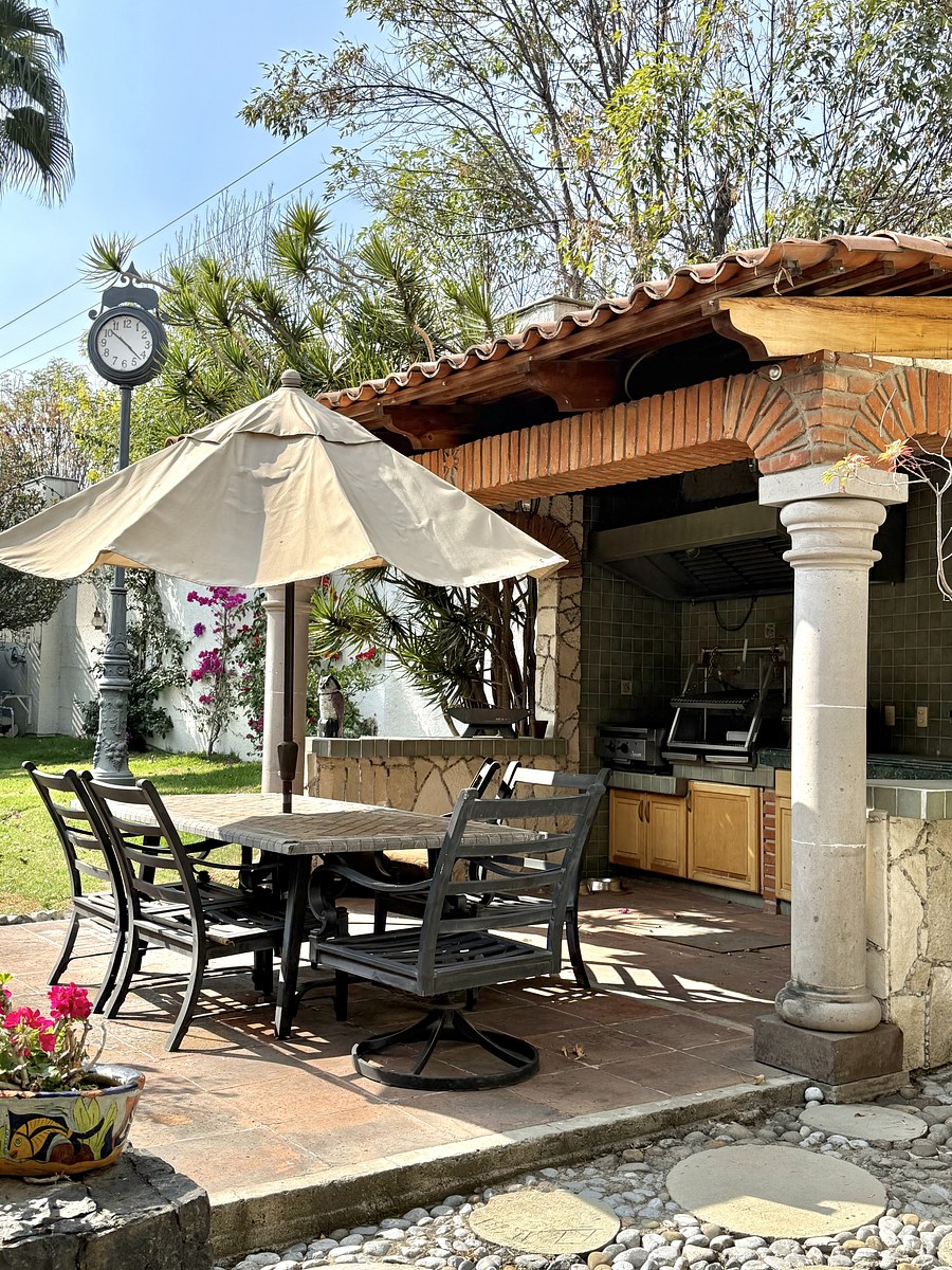 1 of 38: Jardín, pérgola área asador