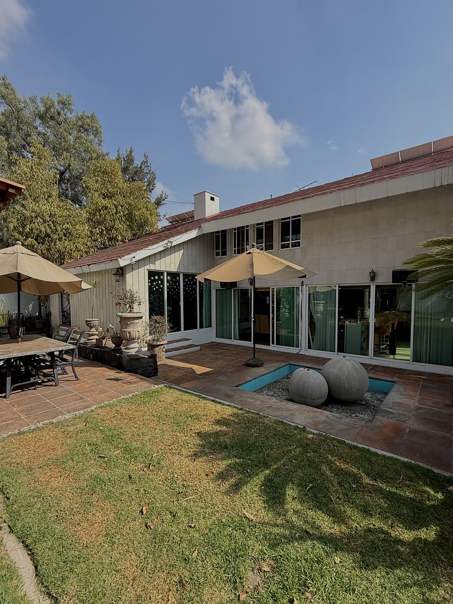 2 of 38: Jardín ,fuente