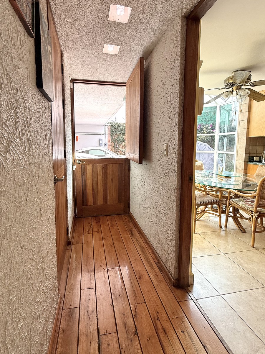 14 of 38: Acceso del garage a la casa