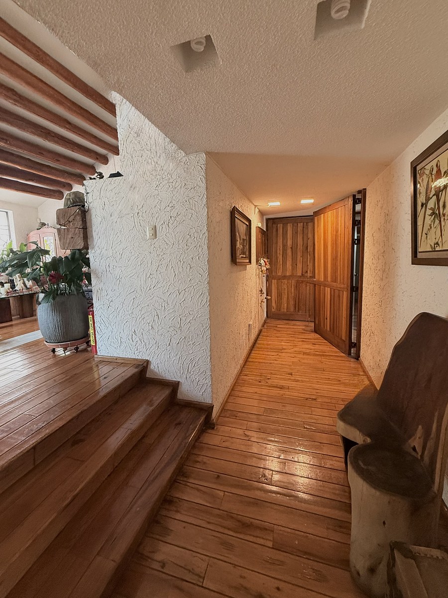 5 of 38: Pasillo entrada principal