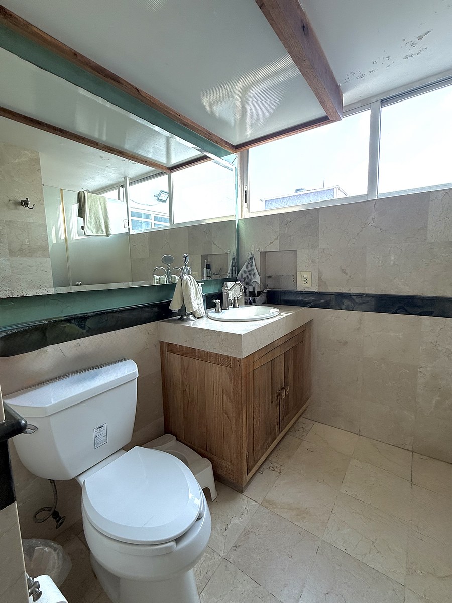 22 of 38: Baño compartido recámaras secundarias