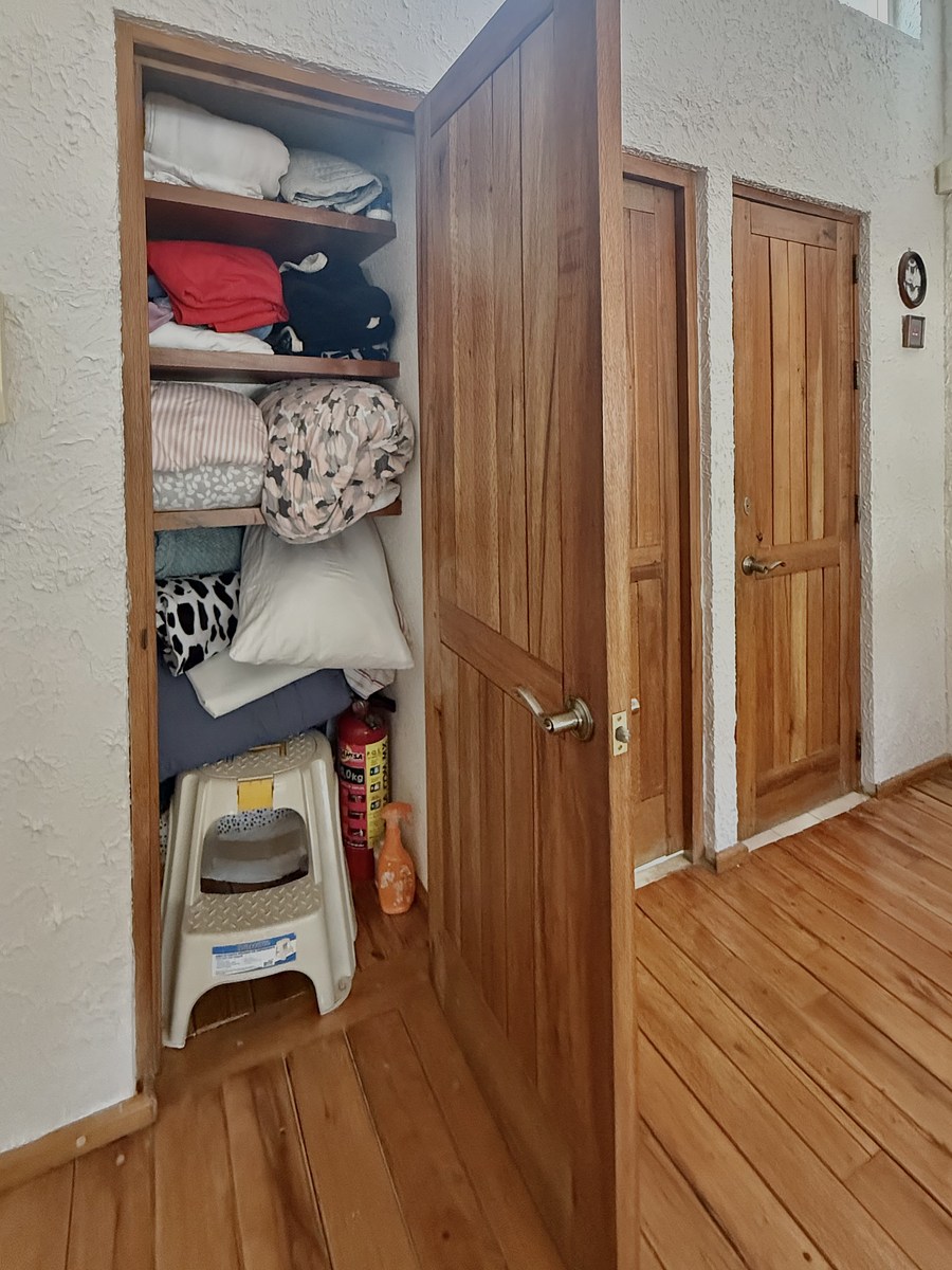 24 of 38: Closet blancos