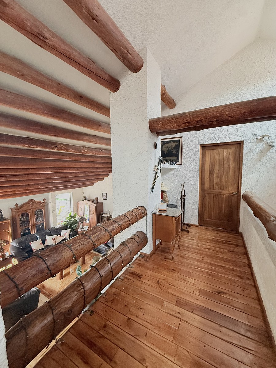 26 of 38: Pasillo a recámara principal