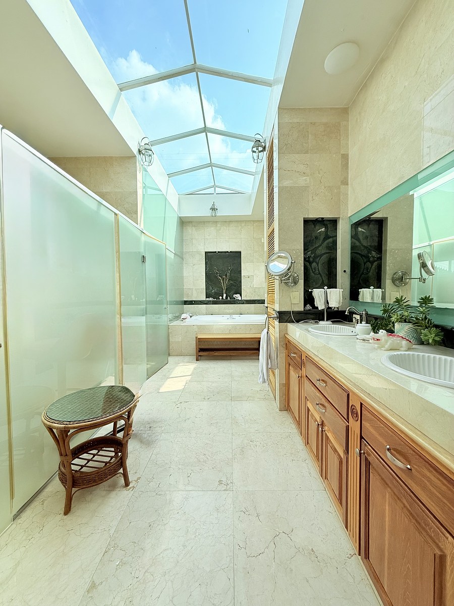 28 of 38: Recámara principal, baño