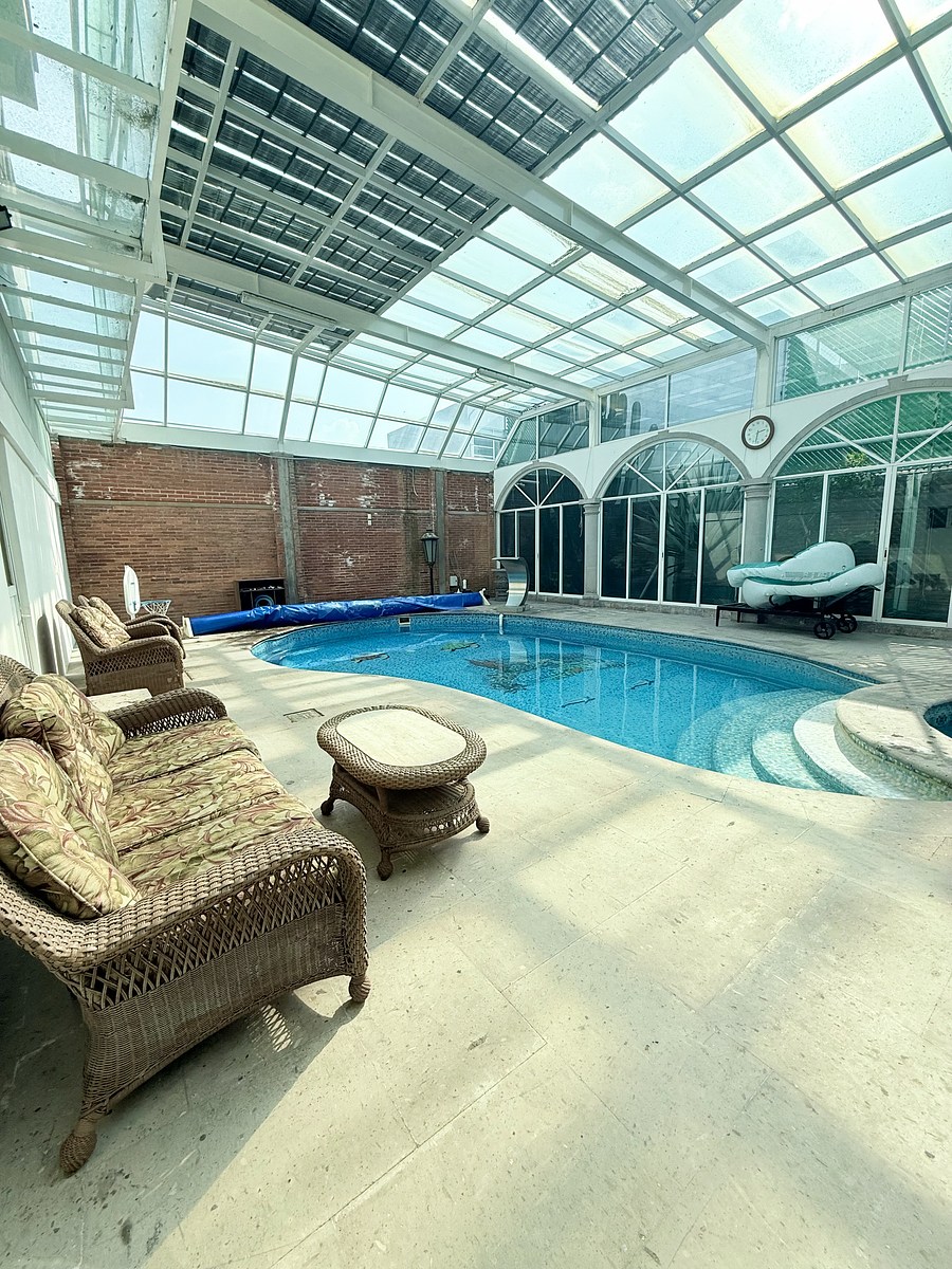 35 of 38: Alberca techada