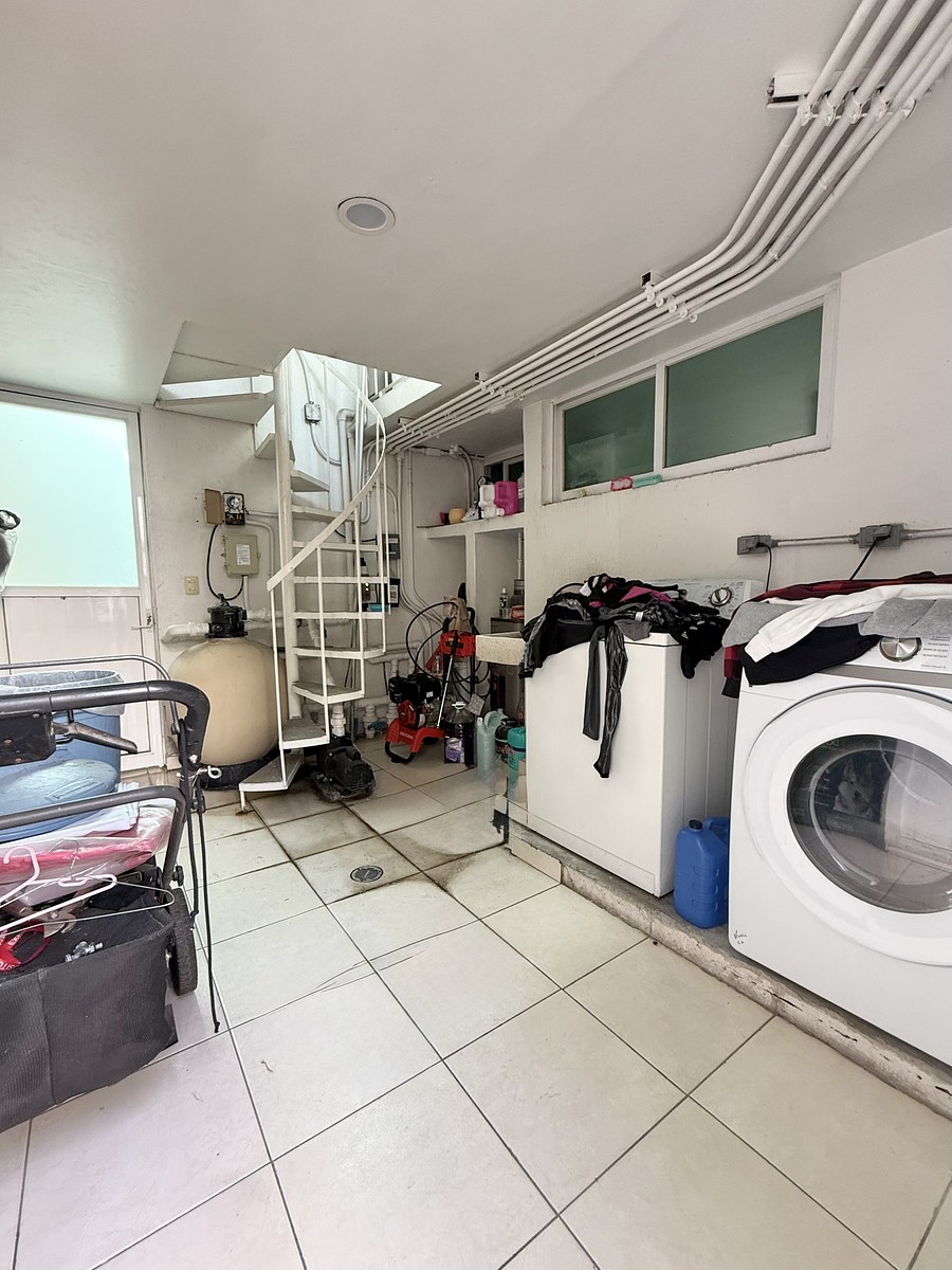 33 of 38: Lavandería