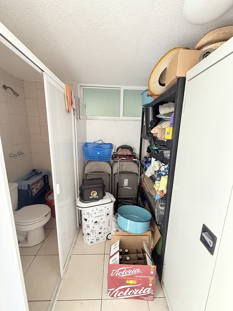 34 of 38: Cuarto de servicio, bodega