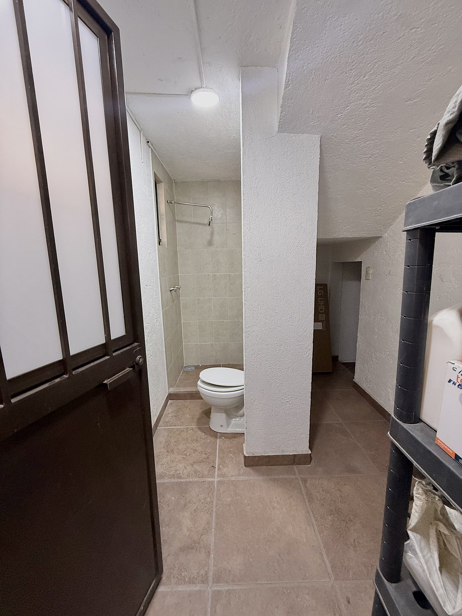 30 of 32: Baño de servicio, completo