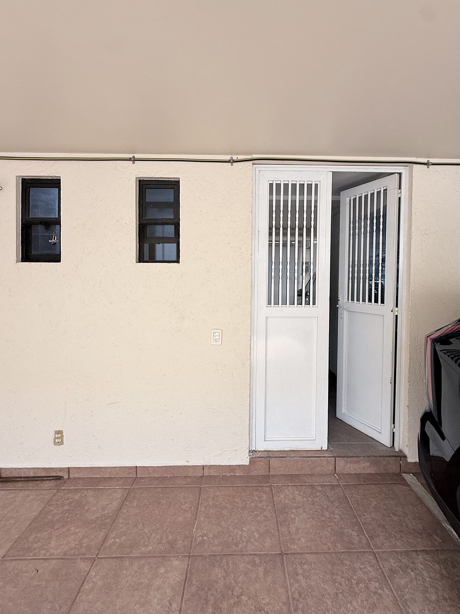 31 of 32: Acceso desde garage