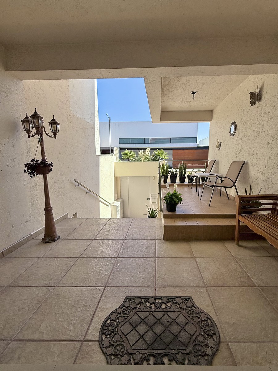 2 of 32: Terreza de entrada