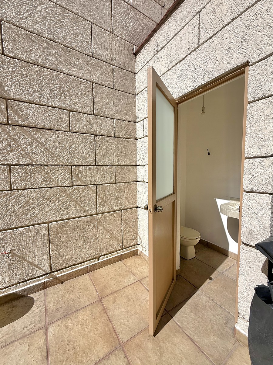 26 of 32: Patio, medio baño