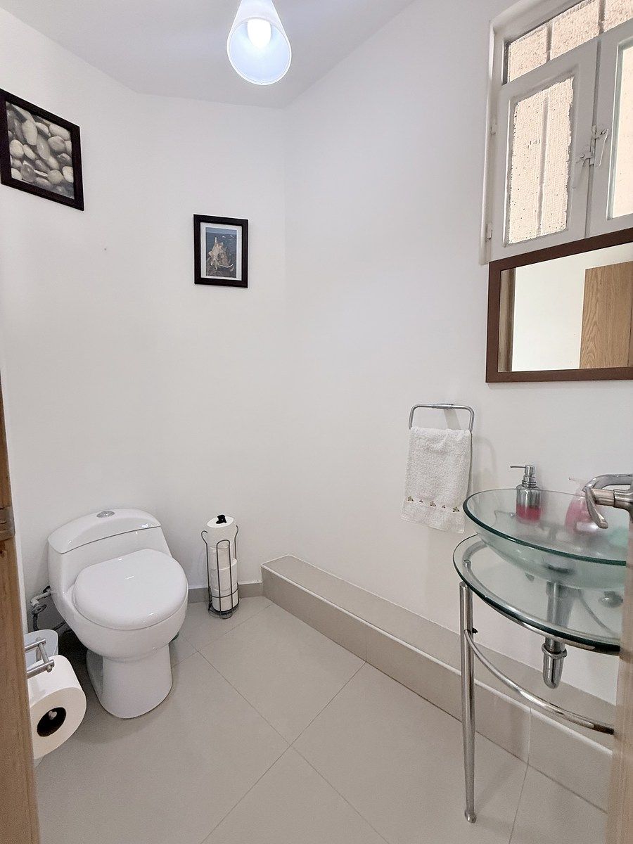 8 of 32: Baño visitas