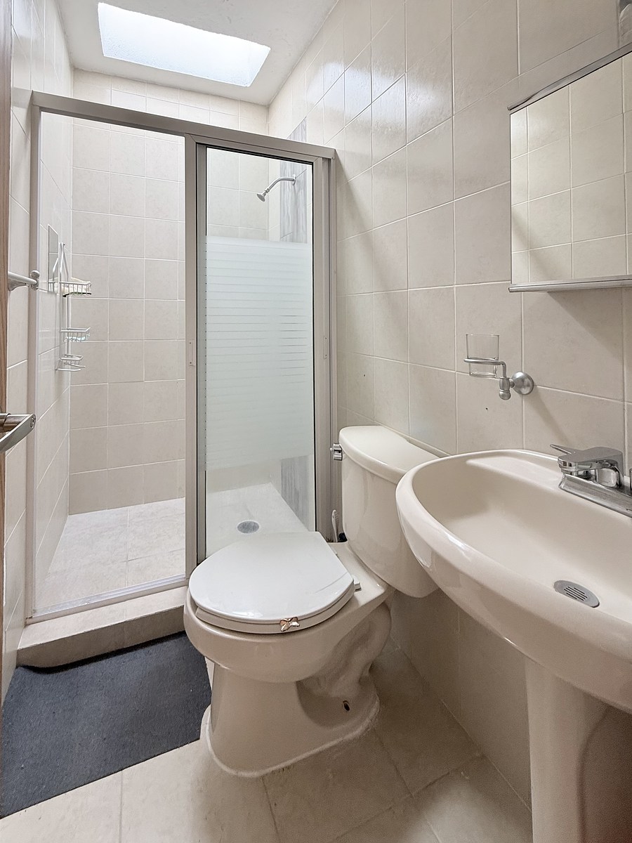 16 of 32: Recámara secundaria 2, baño