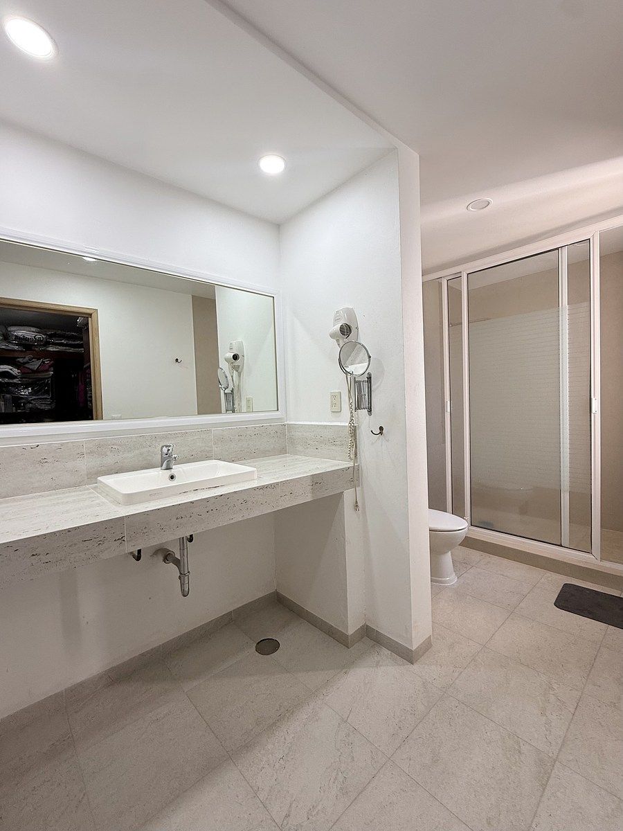 22 of 32: Recámara principal, baño