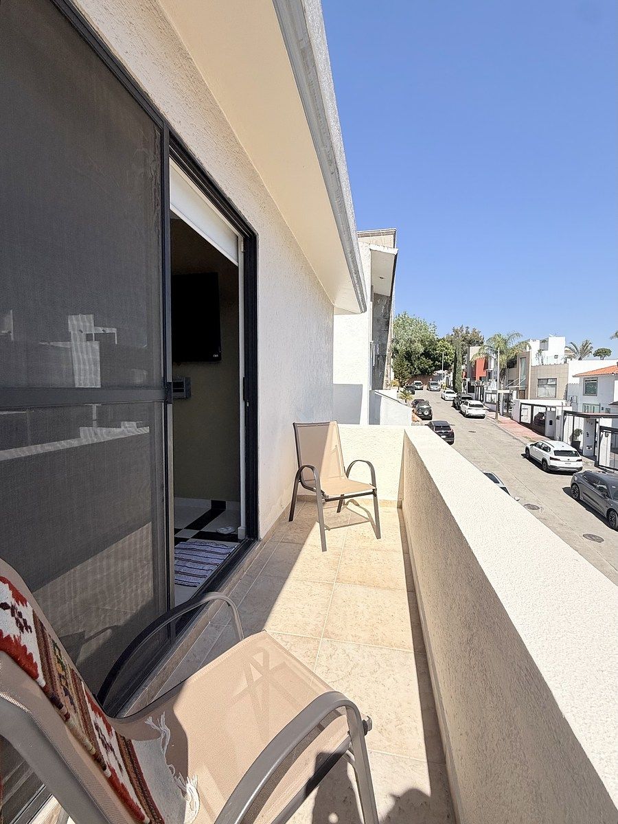 20 of 32: Recámara principal, balcón