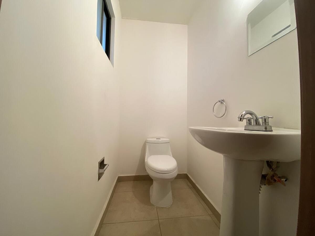 9 de 21: Medio baño para visitas