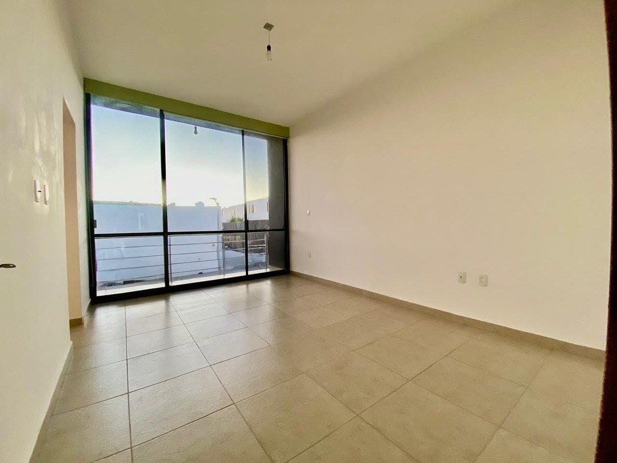 11 de 21: Habitación principal con balcón