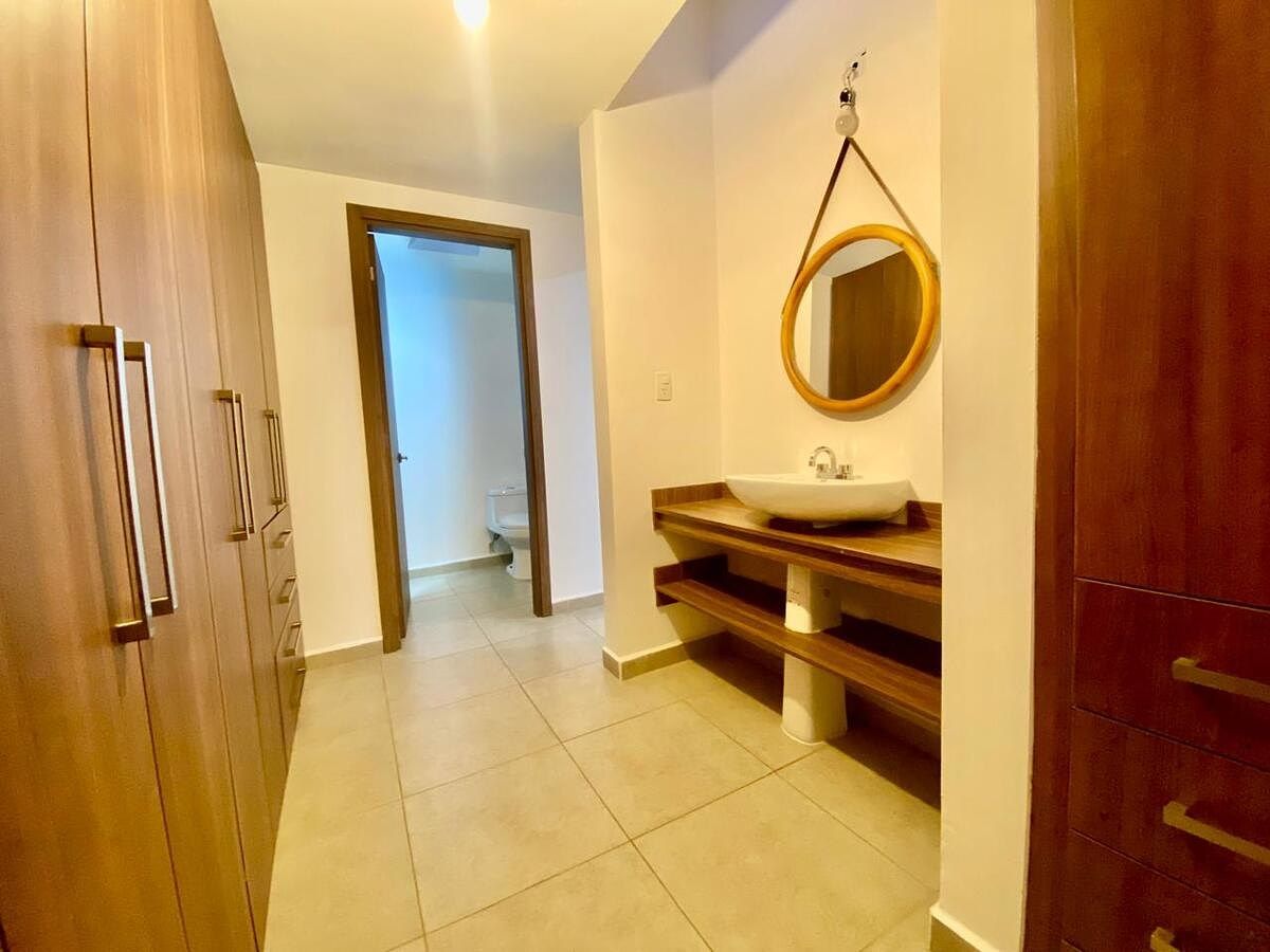 13 de 21: Vestidor y baño