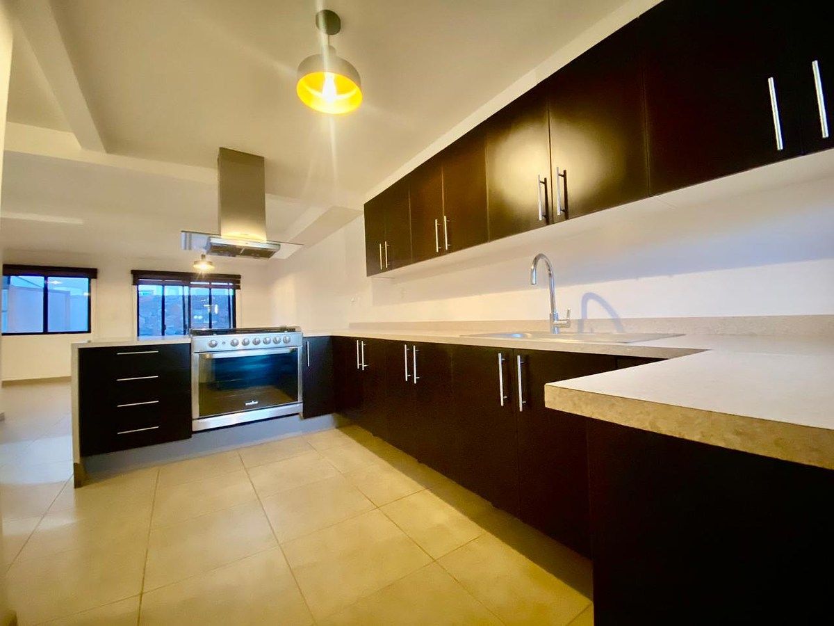 7 de 21: Amplia Cocina equipada con barra