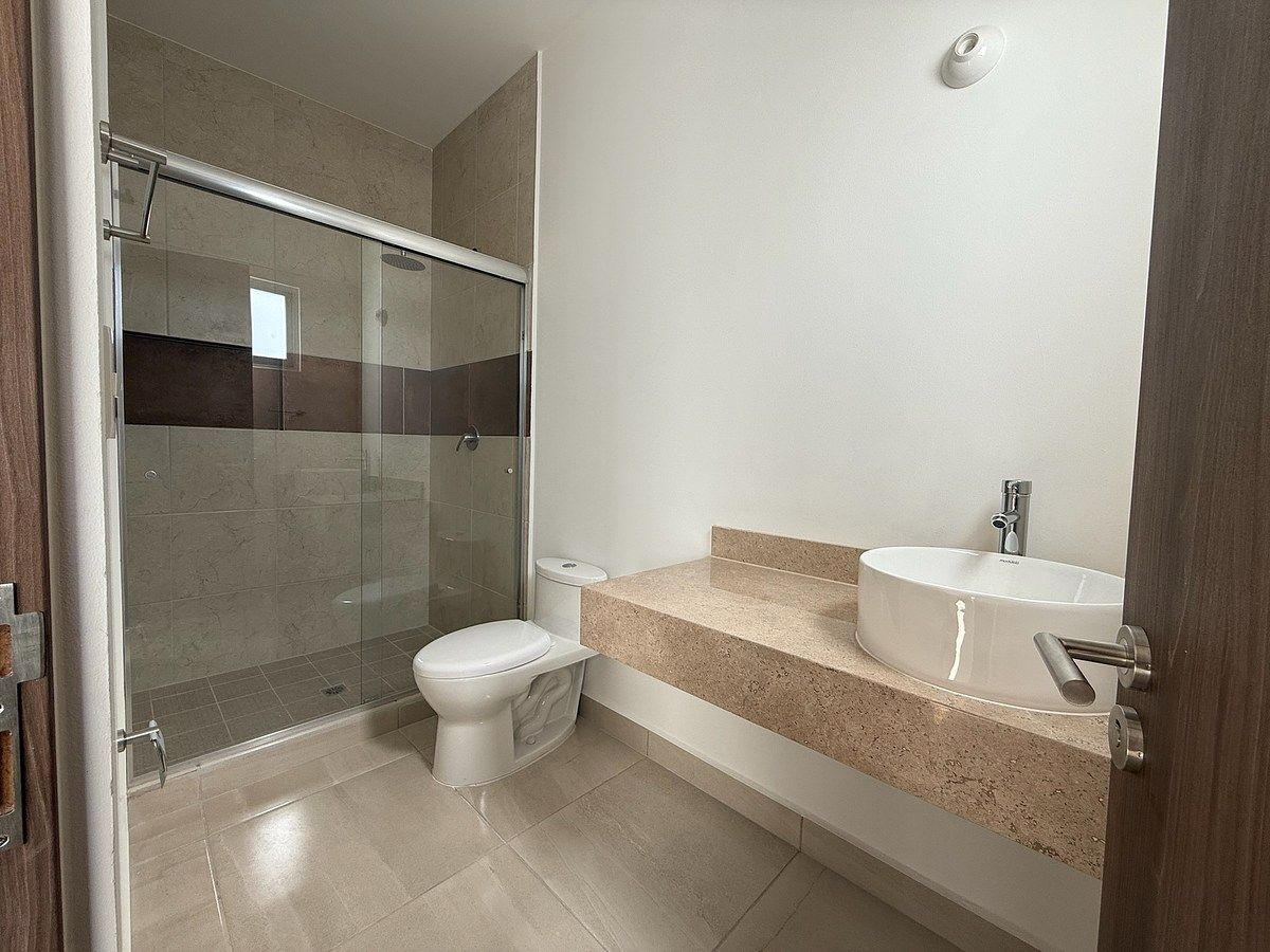 5 de 15: Baño de habitación principal