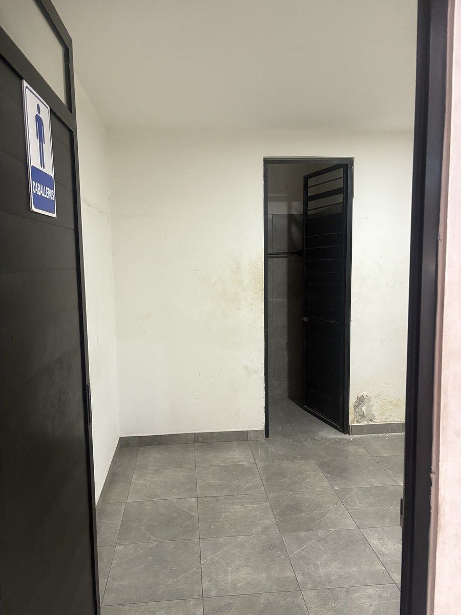 11 of 41: Espacios de oficina o vestidores