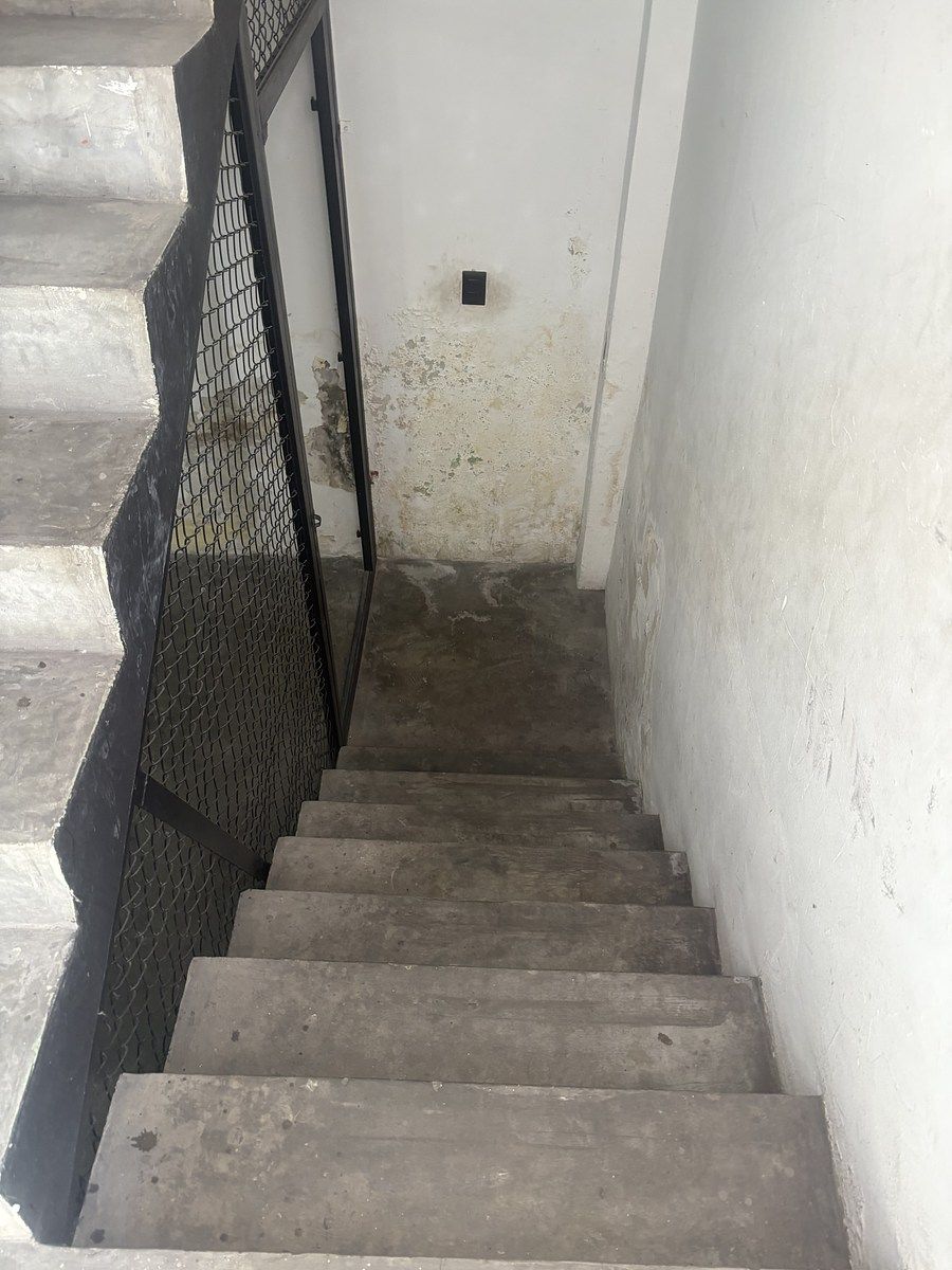 22 of 41: Escaleras hacia la planta baja  (bodega)