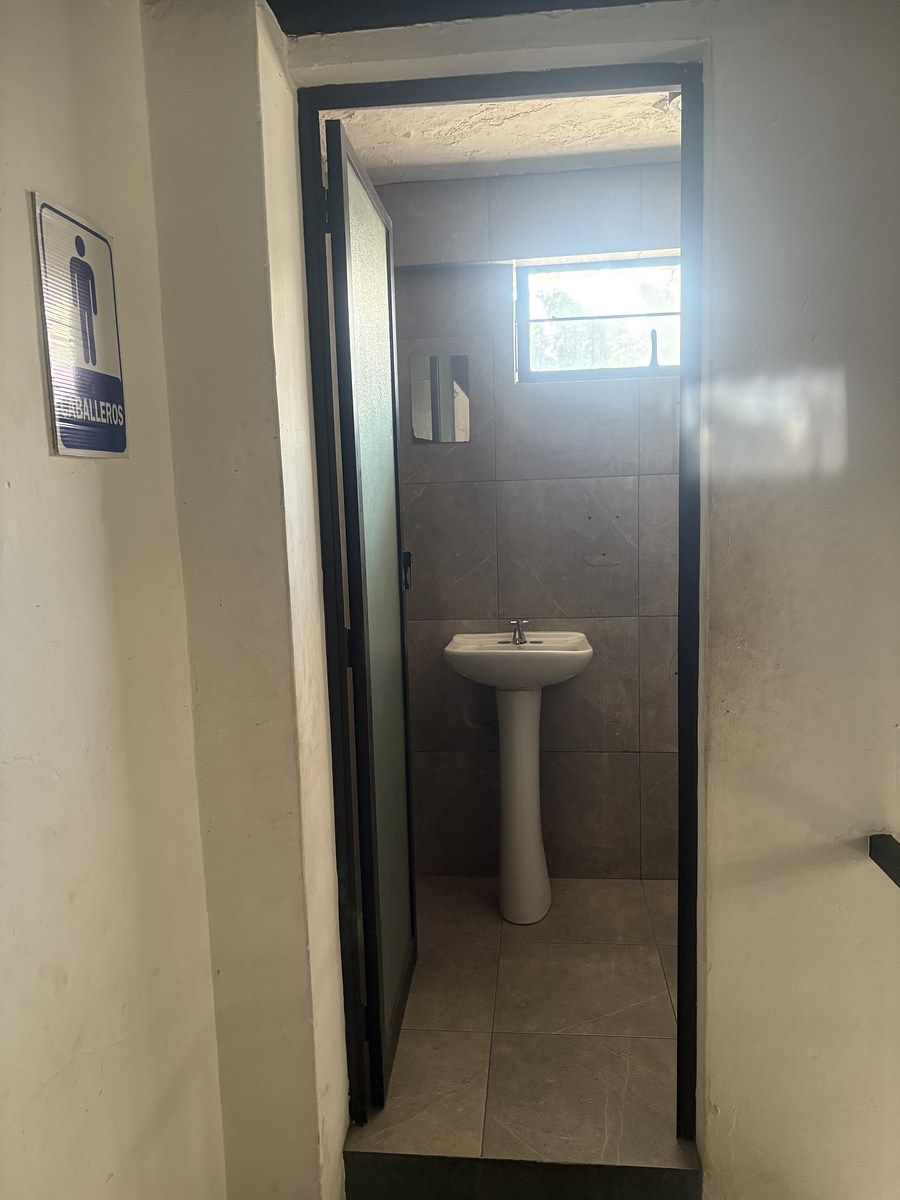 27 of 41: Medio baño en planta alta