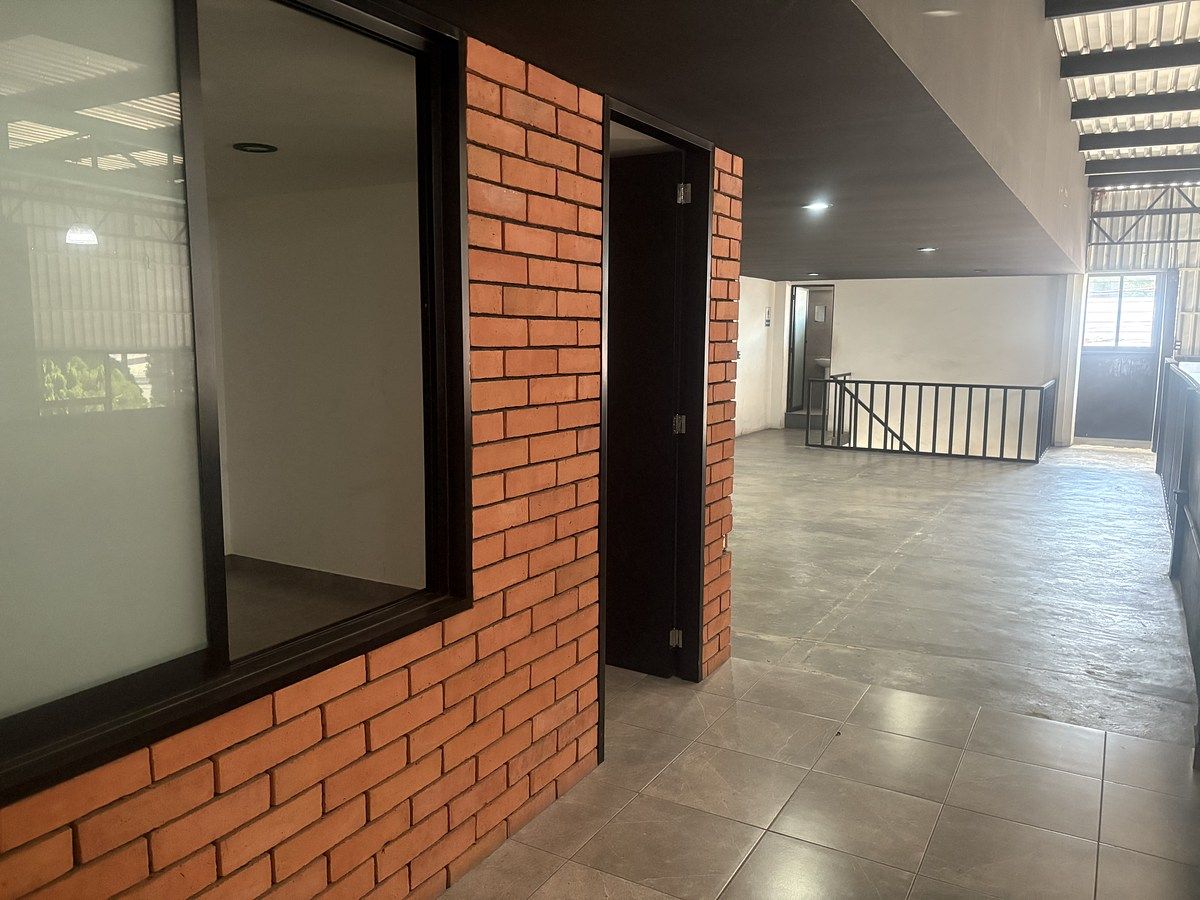 38 of 41: Fachada de oficina 3 en  planta alta