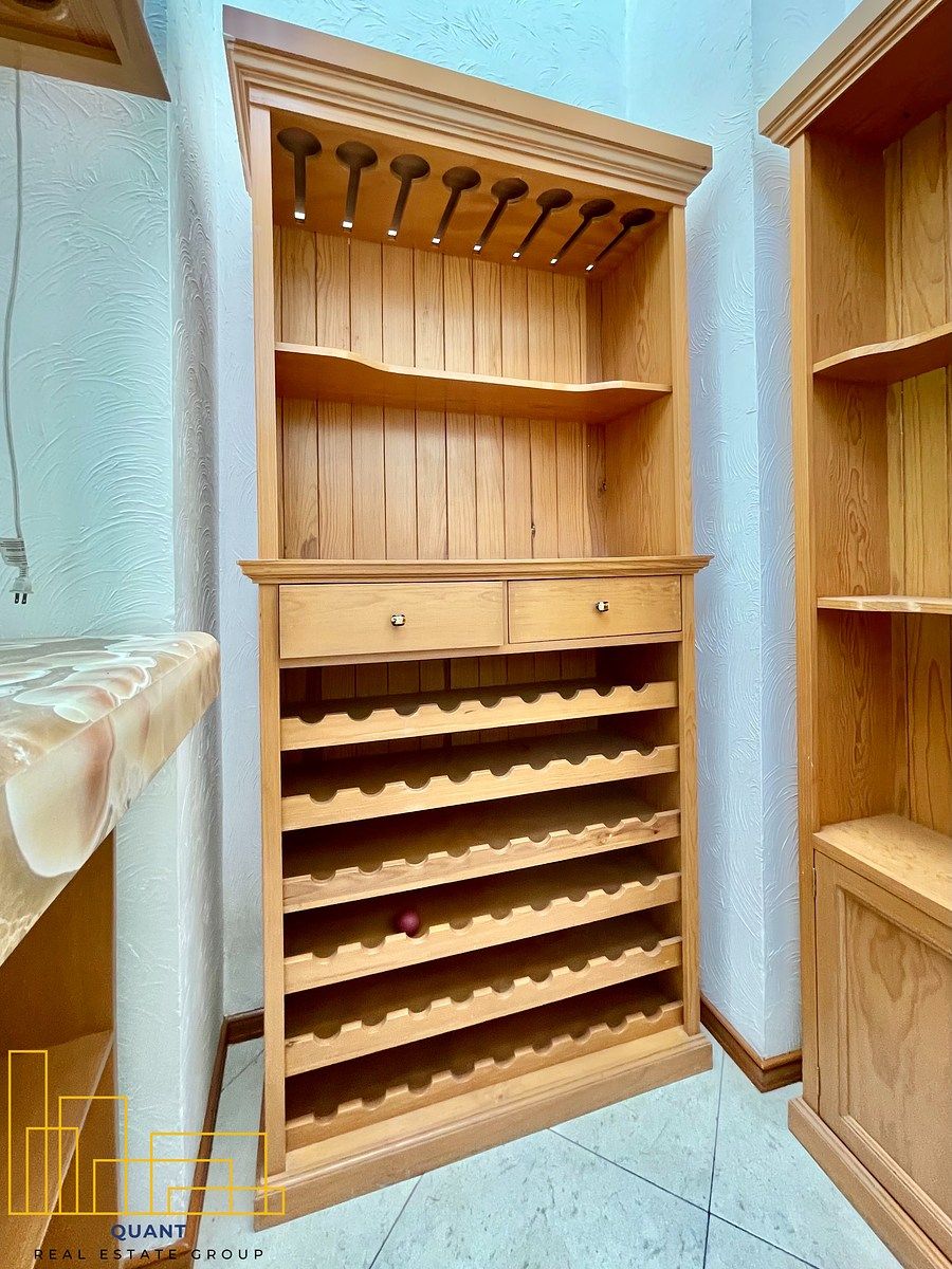 12 de 50: Cantina con barra y gavetas de almacenamiento