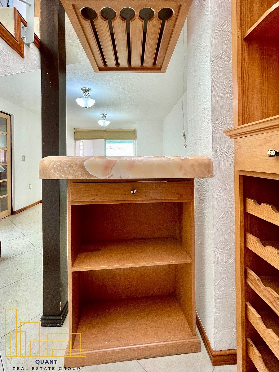 13 de 50: Cantina con barra y gavetas de almacenamiento